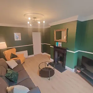 Modern 4 Bedroom Townhouse In City Centre Сasa de vacaciones
